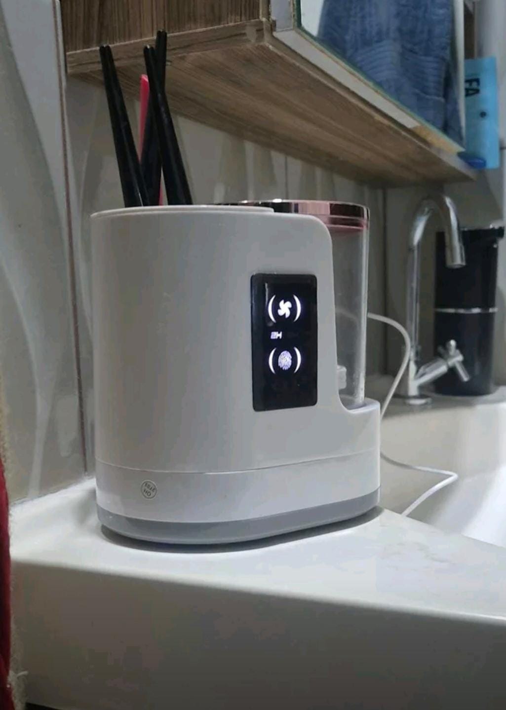 Foto do limpador de pincéis Higienix montado em um cantinho de beleza