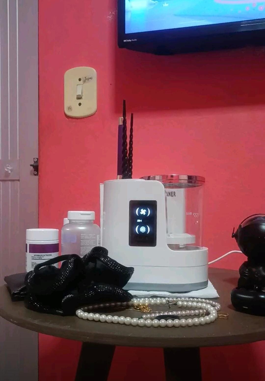 Foto do limpador de pincéis Higienix montado em um cantinho de beleza